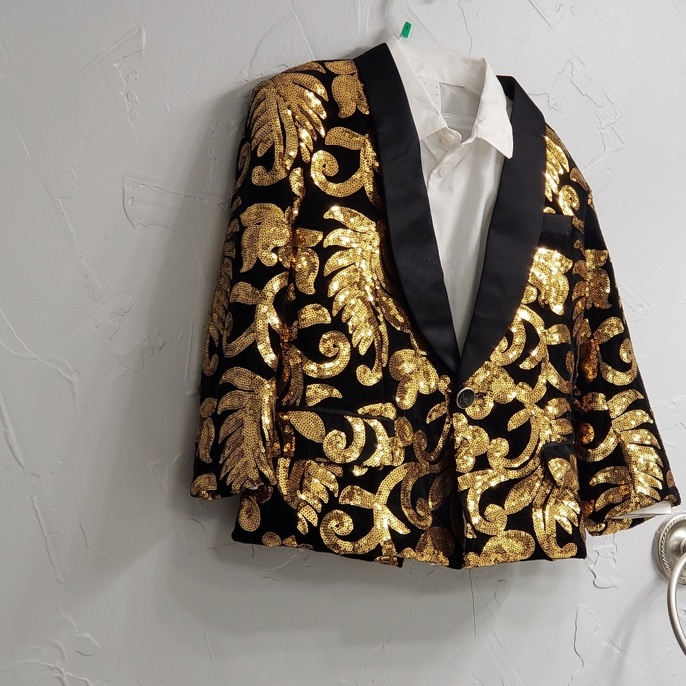 Stunning boys 5T suit tuxedo